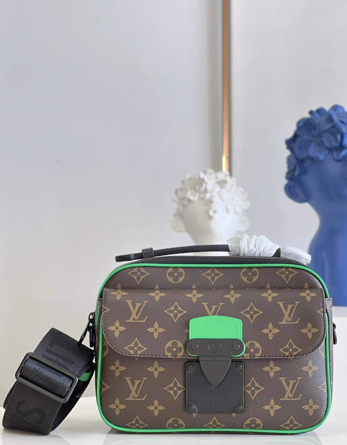 S VUITTON LOCK LOUIS MESSENGER 0819